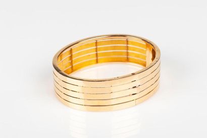 Bracelet rigide ouvrant en or rose uni, quatre...