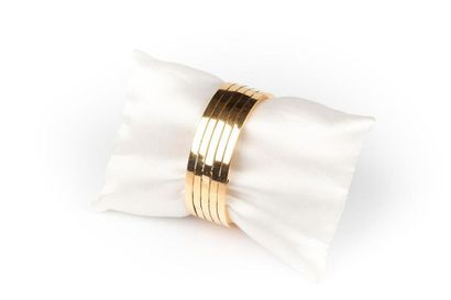 Bracelet rigide ouvrant en or rose uni, quatre...