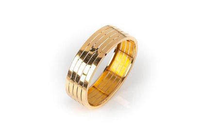 Bracelet rigide ouvrant en or rose uni, quatre...