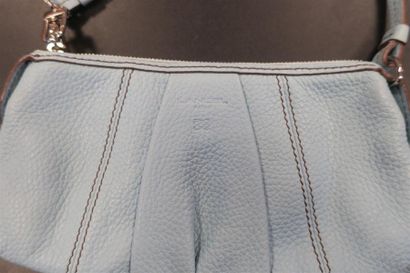 LANCEL. Pochette en cuir bleu ciel. long....