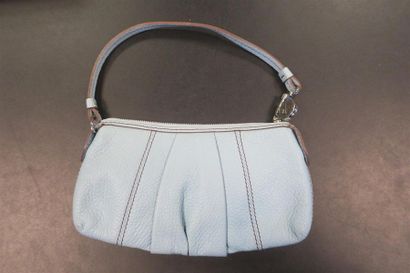LANCEL. Pochette en cuir bleu ciel. long....