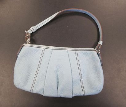 LANCEL. Pochette en cuir bleu ciel. long....