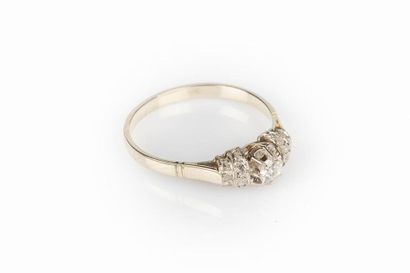 Bague en or gris sertie d'un diamant taille...