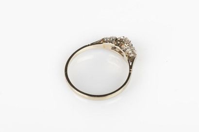 Bague en or gris sertie d'un diamant taille...