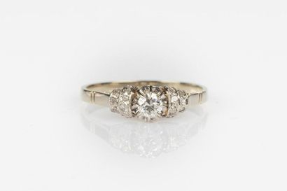 Bague en or gris sertie d'un diamant taille...