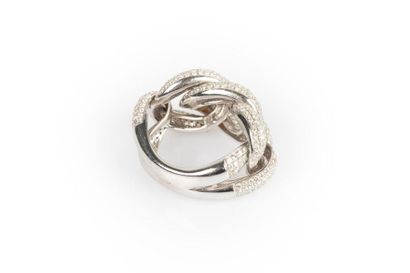 Bague gourmette en or gris pavée de diamants...