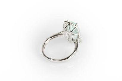Bague en or gris sertie d'une aigue marine...