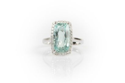 Bague en or gris sertie d'une aigue marine...