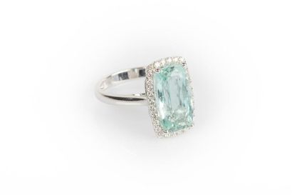 Bague en or gris sertie d'une aigue marine...