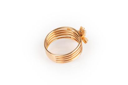 Bague en or rose formant 5 anneaux avec deux...