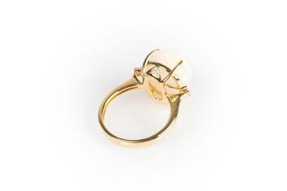 Bague en or sertie d'une opale cabochon pesant...