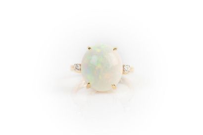 Bague en or sertie d'une opale cabochon pesant...