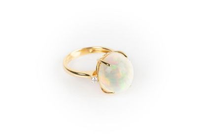 Bague en or sertie d'une opale cabochon pesant...