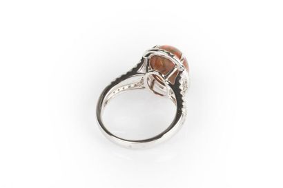 Bague en or gris sertie d'une opale noire...