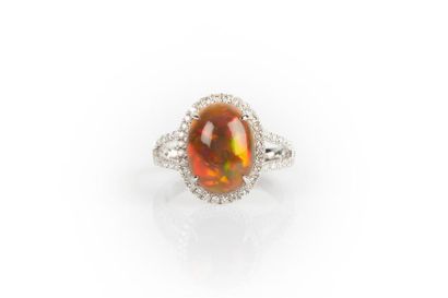 Bague en or gris sertie d'une opale noire...