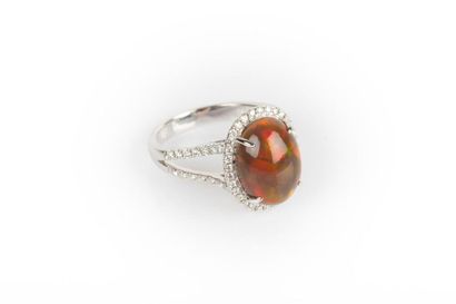 Bague en or gris sertie d'une opale noire...
