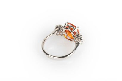 Bague en or gris sertie d'un grenat spessartite...