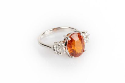 Bague en or gris sertie d'un grenat spessartite...