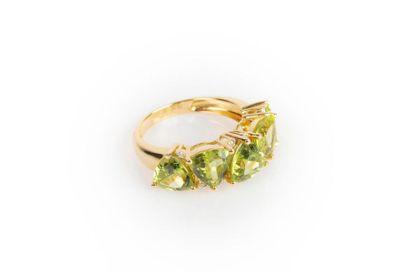 Bague en or sertie de cinq péridots troïdia...