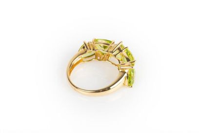 Bague en or sertie de cinq péridots troïdia...