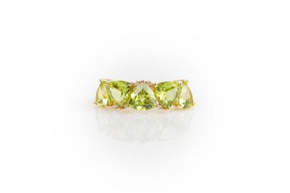 Bague en or sertie de cinq péridots troïdia...