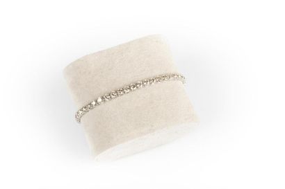 Bracelet ligne en or gris serti de diamants...