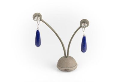 Paire de pendants d'oreilles en or gris sertis...