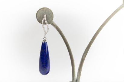 Paire de pendants d'oreilles en or gris sertis...