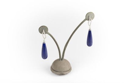 Paire de pendants d'oreilles en or gris sertis...