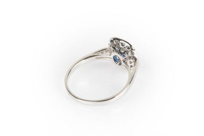 Bague en or gris sertie de saphirs et de...