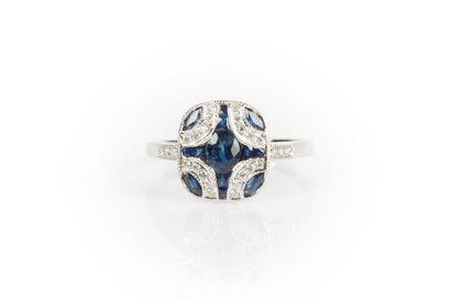 Bague en or gris sertie de saphirs et de...