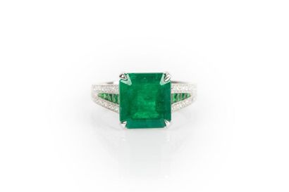 Bague en or gris sertie d'une émeraude de...