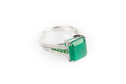 Bague en or gris sertie d'une émeraude de...