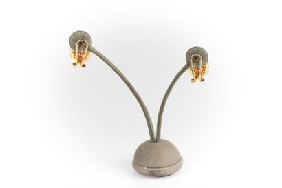 Paire de pendants d'oreilles en or sertie...