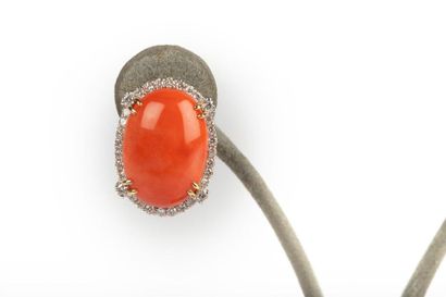 Paire de pendants d'oreilles en or sertie...