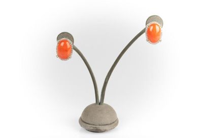 Paire de pendants d'oreilles en or sertie...