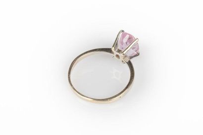 Bague en or gris sertie d'une améthyste ovale....