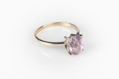 Bague en or gris sertie d'une améthyste ovale....