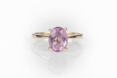 Bague en or gris sertie d'une améthyste ovale....