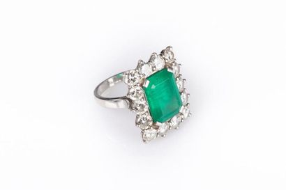 Bague en platine ornée d'une émeraude rectangulaire...
