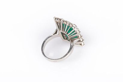 Bague en platine ornée d'une émeraude rectangulaire...