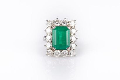 Bague en platine ornée d'une émeraude rectangulaire...