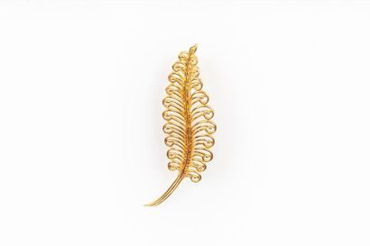 Broche plume en or ajouré. Années 1950-60....