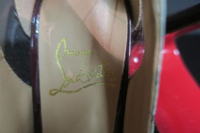 CHRISTIAN LOUBOUTIN. Paire d'escarpins en...