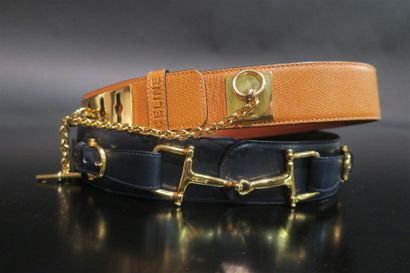 CELINE. 2 ceintures, l'une en cuir gold (boucle...