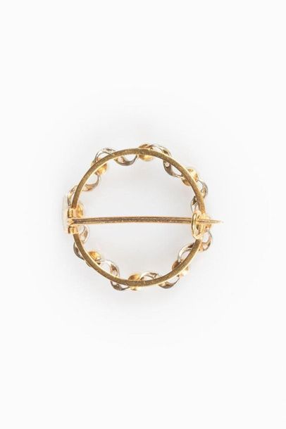 Broche couronne en or de deux tons sertie...