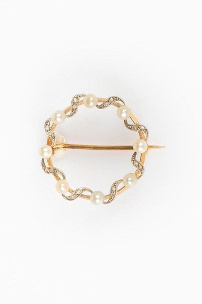 Broche couronne en or de deux tons sertie...
