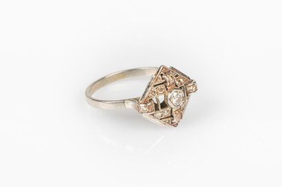 Bague en platine sertie de diamants, années...