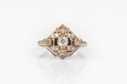 Bague en platine sertie de diamants, années...