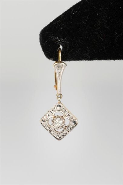 Paire de boucles d'oreilles dormeuses en...
